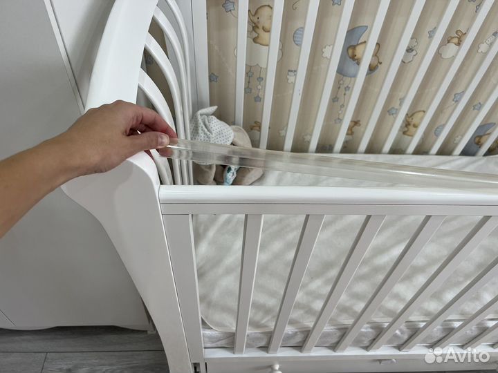 Детская кроватка с маятником и ящиком