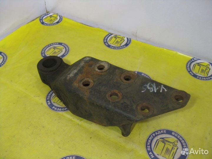 Кронштейн торсиона кабины к раме левый 1611037 vol