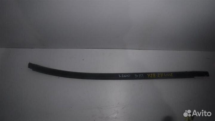 Накладка стекла заднего правого Mitsubishi L200