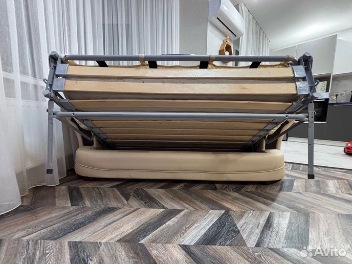 Кожаный диван