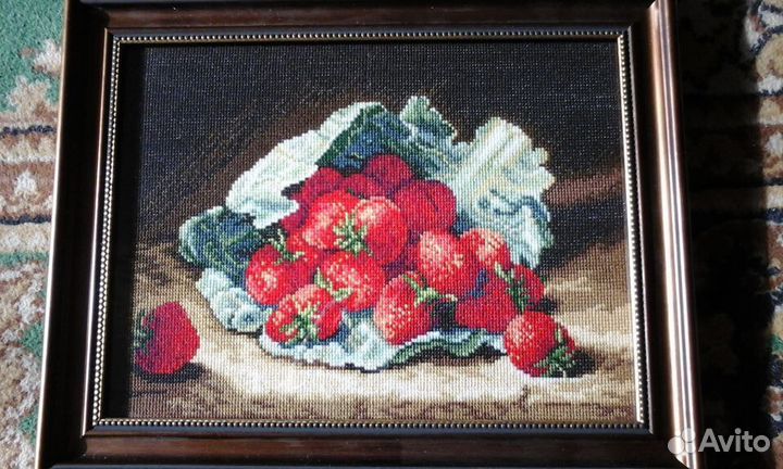 Картина «Клубника в листьях капусты» вышитая крест