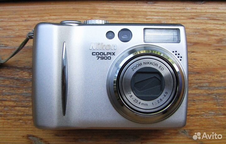 Nikon Coolpix 7900