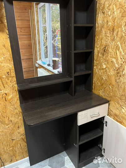 Туалетный столик с зеркалом