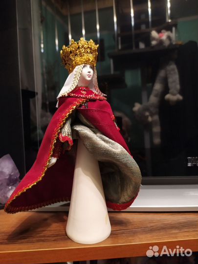 Кукла фарфоровая