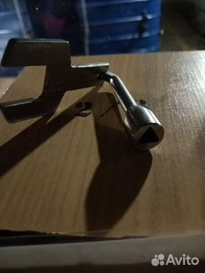 Реверсивная ручка складная с трехгоанным ключом