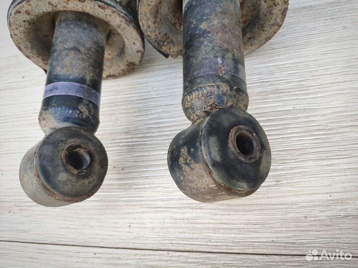 Стойка амортизатора задняя Mitsubishi Lancer IX 9