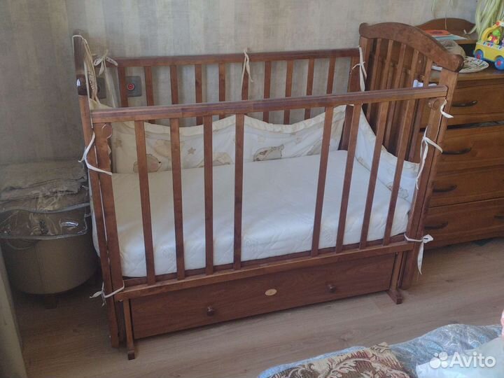 Детская кроватка с маятником Можга