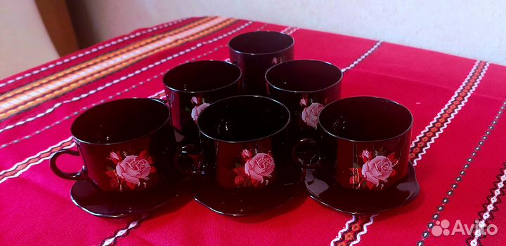 Набор чашек с блюдцами и сахарницей