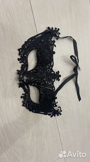 Маска новогодняя черная блестящая