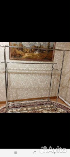 Вешалка с колесами