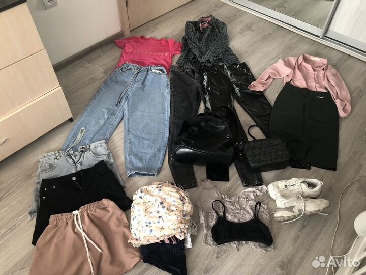 Отдам три пакета вещей