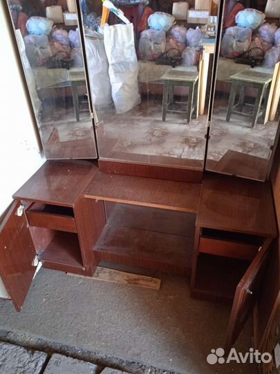 Трюмо с зеркалом