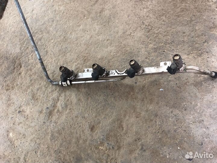 Топливная рампа с форсунками на 21127 мотор