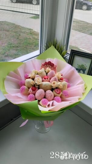 Клубника, банан, виноград в шоколаде, цветы