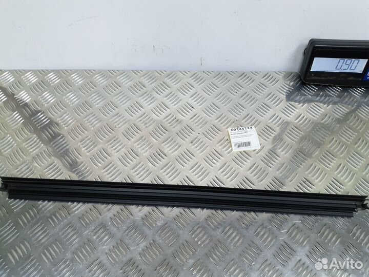 Б/У Накладка стекла переднего правого внутр Mer