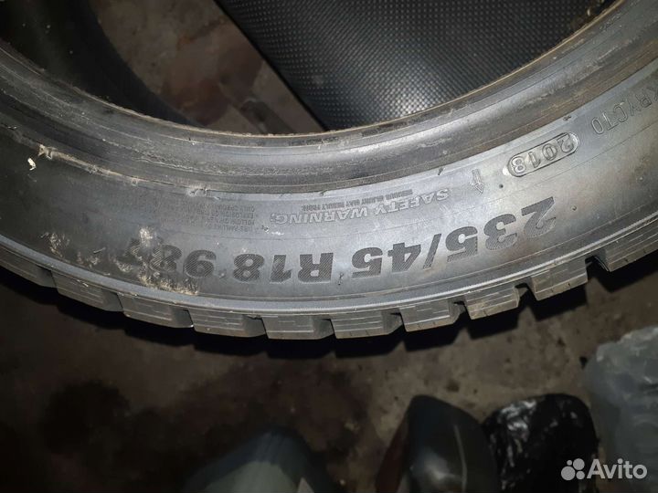 Kumho WinterCraft Ice WI31 235/45 R18 98T