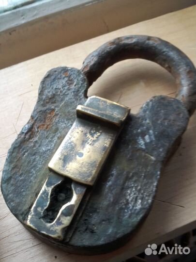 Старинные замки с ключами