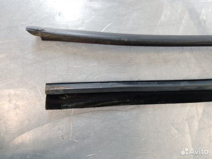 Направляющая стекла двери Volkswagen Golf V