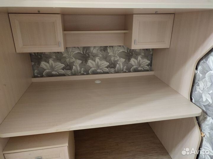 Детская кровать чердак со столом и шкафом