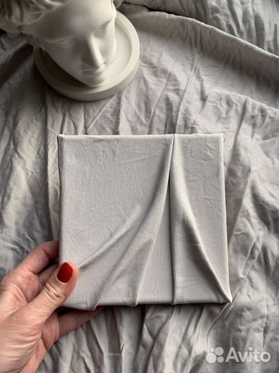 Бежевая рельефная картина ткань