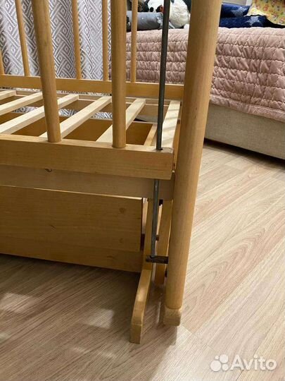 Детская кроватка с маятником и ящиком