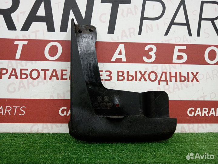 Брызговик передний левый Cadillac Cts 2