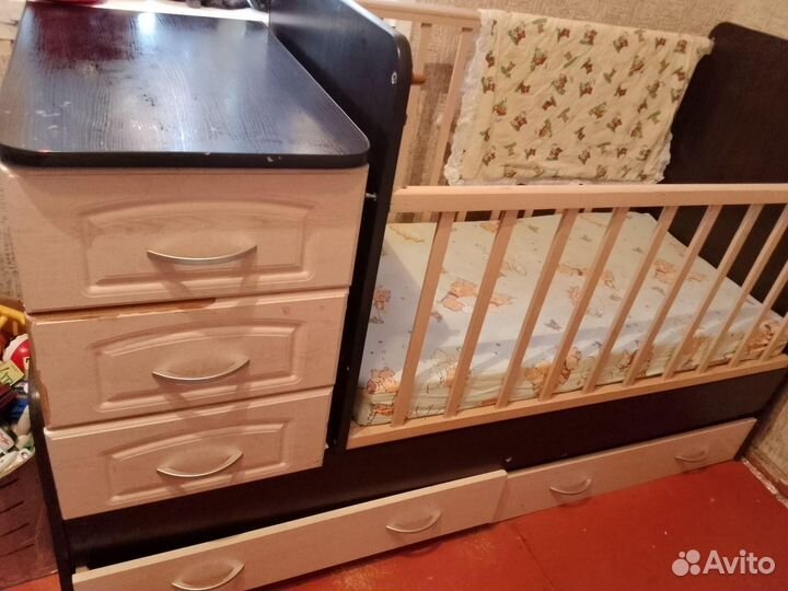 Детская кроватка с маятником и ящиком
