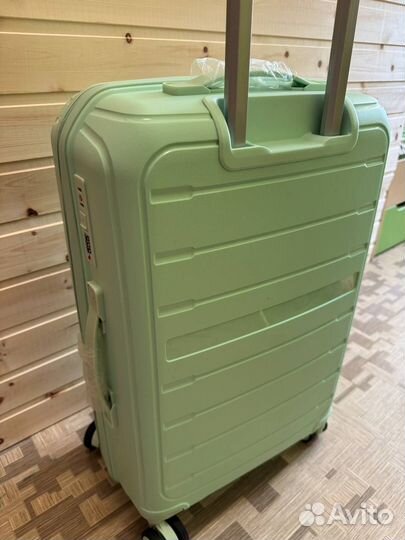 Чемодан красивого цвета ручная кладь