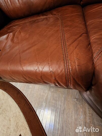 Диван угловой кожаный и кресло