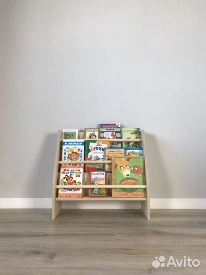Книжная полка Монтессори