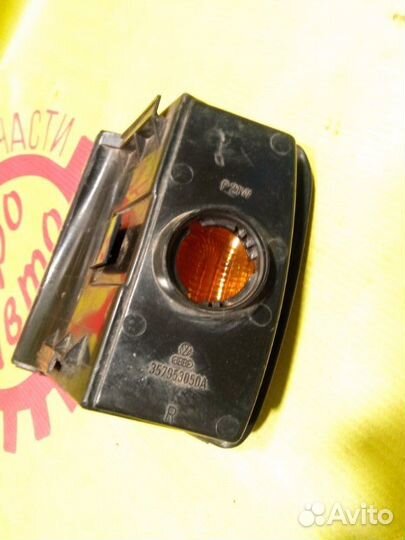 Поворотник передний правый Volkswagen Passat B3