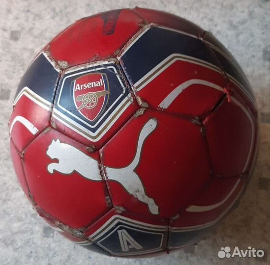 Футбольный мяч puma arsenal и белый мяч