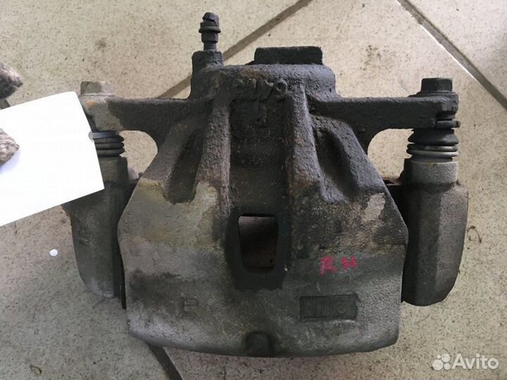 Суппорт тормозной передний правый Toyota Estima