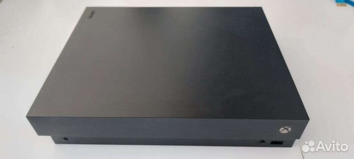 Xbox one x + 2 геймпада