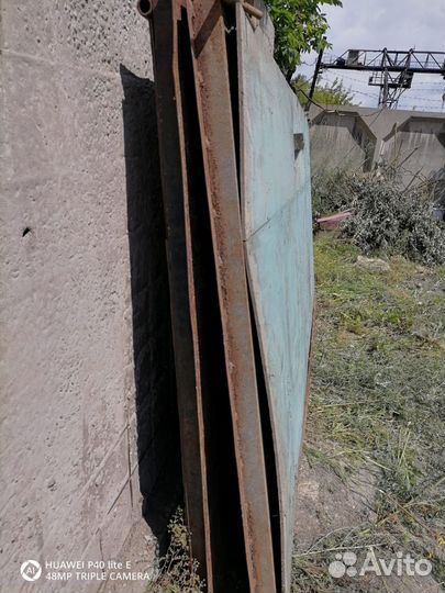 Ворота металлические,распашные. Встроена калитка