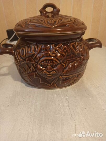 Набор глиняных горшков