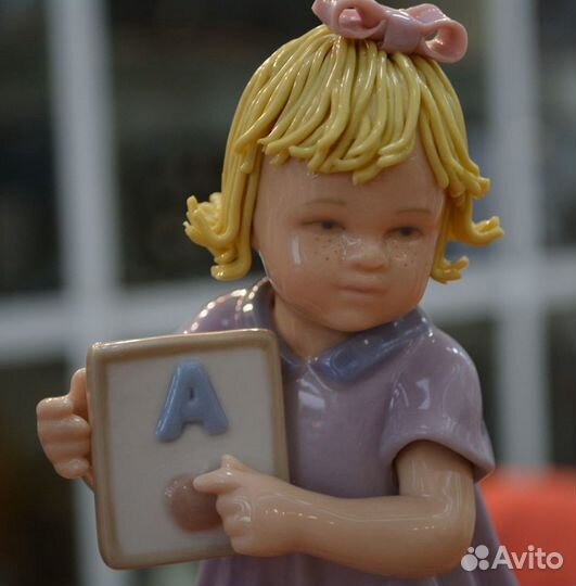 Фарфоровая музыкальная статуэтка- девочка