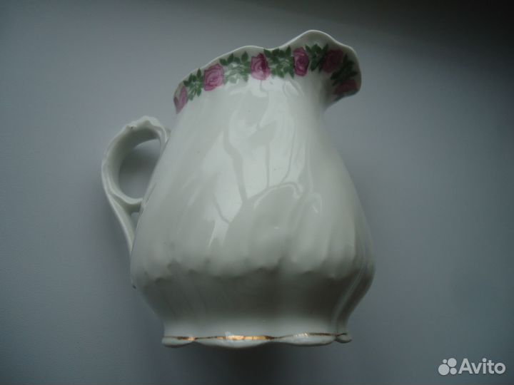 Фарфоровые молочник и тарелка