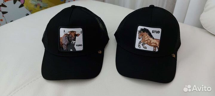 Кепка сетка с быком и лошадью