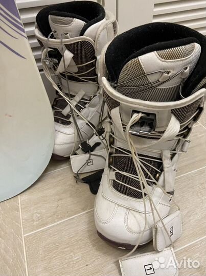 Сноуборд с креплениями и ботинками