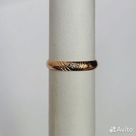 Золотое кольцо с бриллиантом