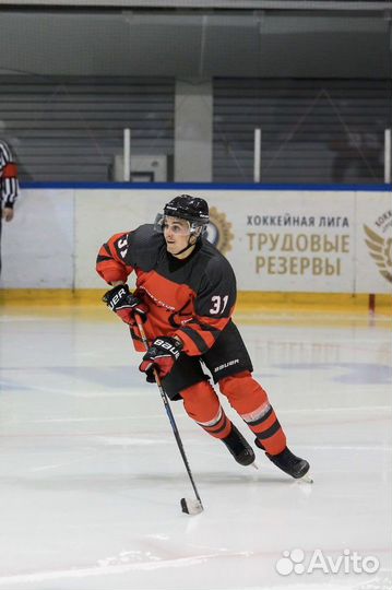 Тренер по катанию на коньках (хоккей)