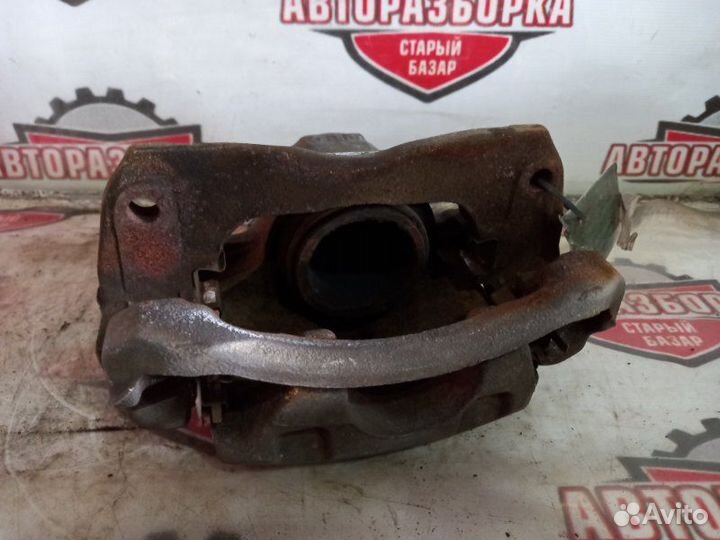 Суппорт тормозной передний левый Toyota Isis ZNM10