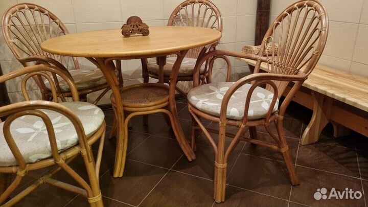 Стол и стулья