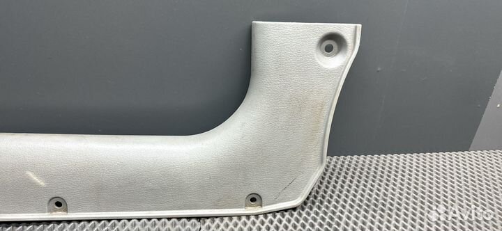 Накладка внутр на порог перед лев Kia Rio 1 рест. 03 1.5 л., A5D