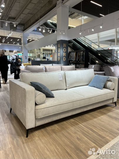 Диван на высоких ножках