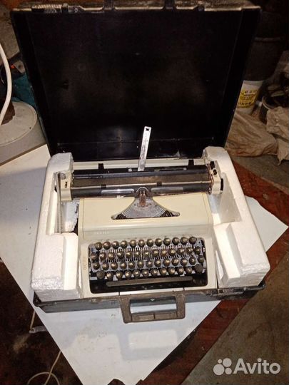 Печатная пишущая машинка Любава с футляром, гдр