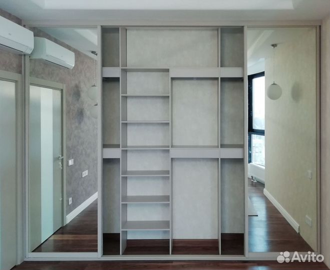 Шкаф купе с корзинами и полками