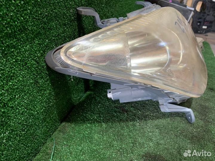 Фара передняя правая Toyota Ist NCP65