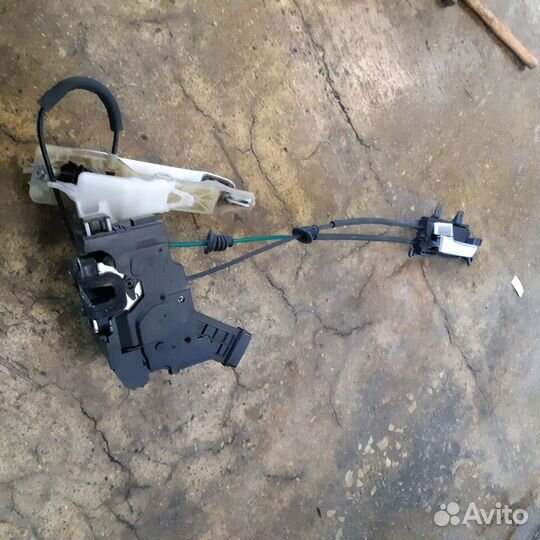 Замок двери задней левой Kia Mohave 814102J010